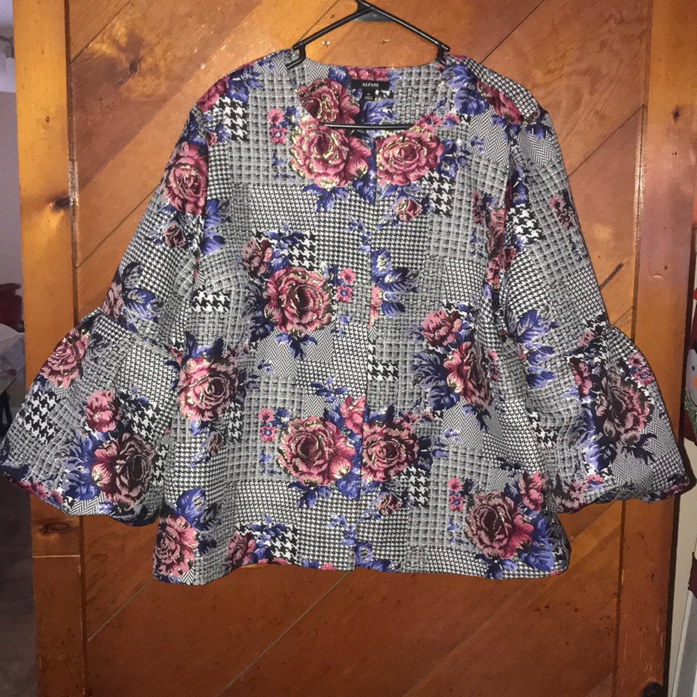Beautiful ALFANI BRAND NEW BLAZER